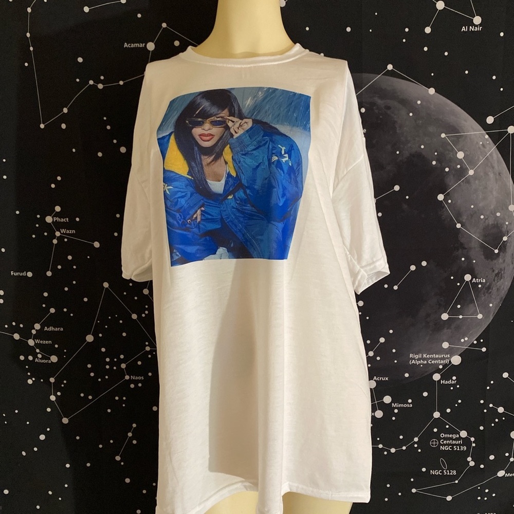 Aaliyah graphic tee. 💙